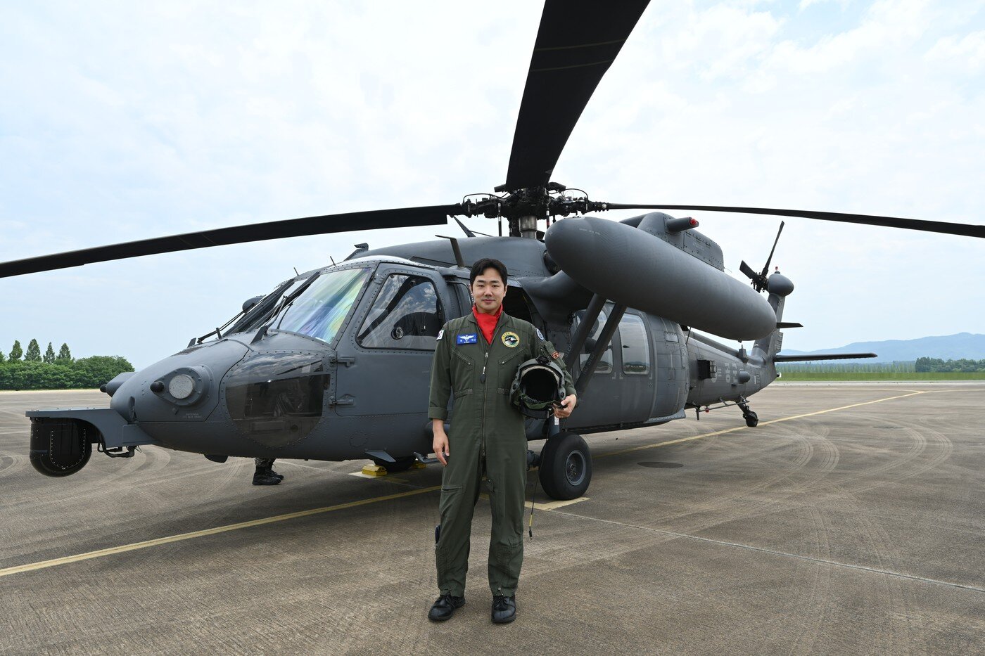 본문 이미지 - 공군 공중기동정찰사령부 예하 제6탐색구조비행전대 소속 조종사 곽명석 소령이 28일 부산 사직구장에서 열리는 프로야구 롯데 자이언츠와 KT 위즈 경기에 시구자로 나선다. &#40;롯데 자이언츠 제공&#41;
