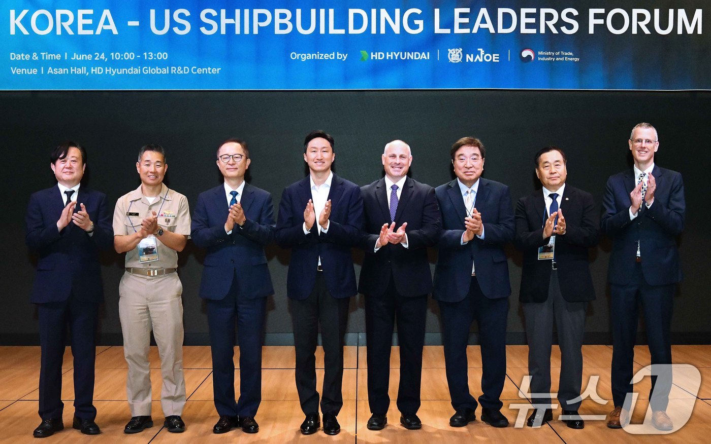 (서울=뉴스1) 이연주 기자 = 이승렬 산업통상자원부 산업정책실장이 24일 경기도 성남시 HD현대에서 열린 '한미 조선 전문가 포럼 발족식'에 참석해 기념 촬영을 하고 있다. (산 …