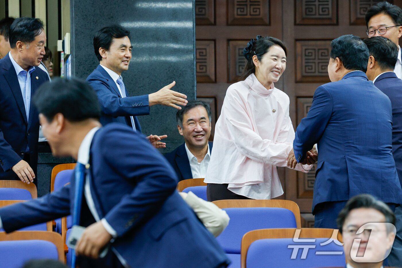 본문 이미지 - 안규백 국방부 장관 후보자&#40;왼쪽&#41;와 강선우 여성가족부 장관 후보자가 24일 오후 서울 여의도 국회에서 열린 더불어민주당 의원총회에 참석해 동료 의원들과 악수하고 있다. 2025.6.24/뉴스1 ⓒ News1 안은나 기자