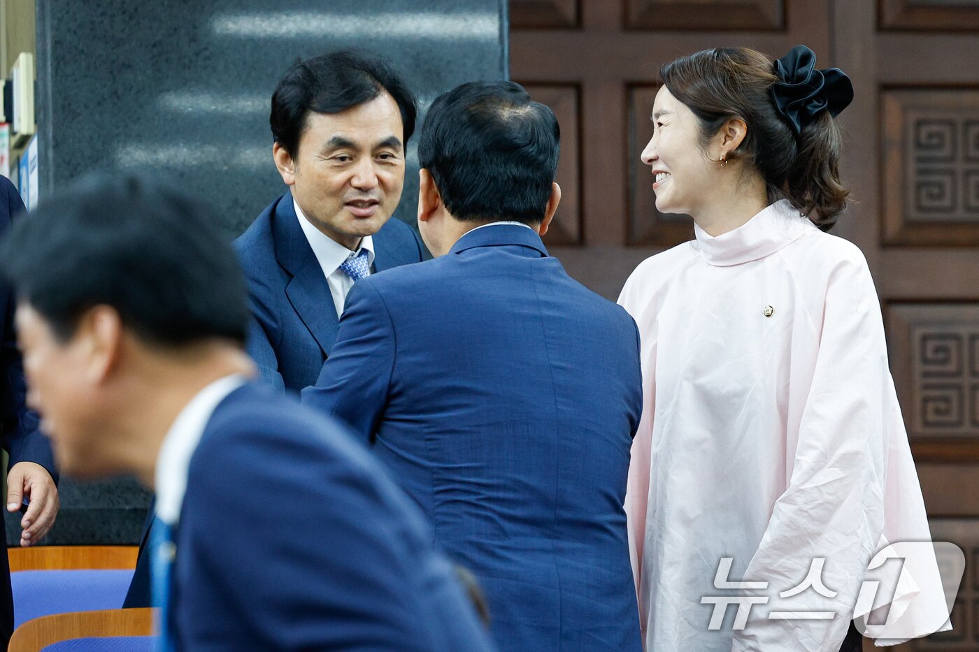 본문 이미지 - 안규백 국방부 장관 후보자&#40;왼쪽&#41;와 강선우 여성가족부 장관 후보자가 24일 오후 서울 여의도 국회에서 열린 더불어민주당 의원총회에 참석해 동료 의원들과 악수하고 있다. 2025.6.24/뉴스1 ⓒ News1 안은나 기자