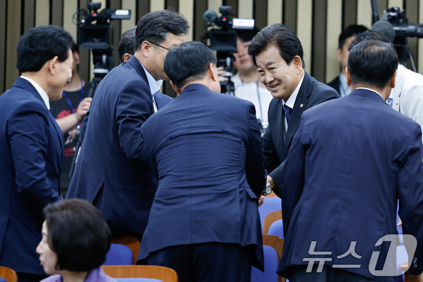 (서울=뉴스1) 안은나 기자 = 정동영 통일부 장관 후보자가 24일 오후 서울 여의도 국회에서 열린 더불어민주당 의원총회에 참석해 동료 의원들과 악수하고 있다. 2025.6.24/ …