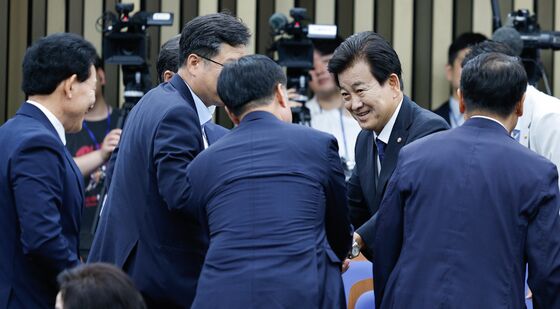 동료 의원들에 둘러싸인 정동영 후보자