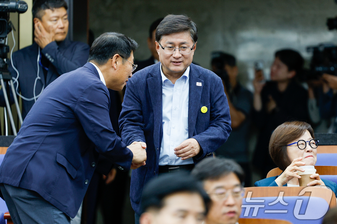 (서울=뉴스1) 안은나 기자 = 김성환 환경부 장관 후보자가 24일 오후 서울 여의도 국회에서 열린 더불어민주당 의원총회에 참석해 동료 의원들과 악수하고 있다. 2025.6.24/ …