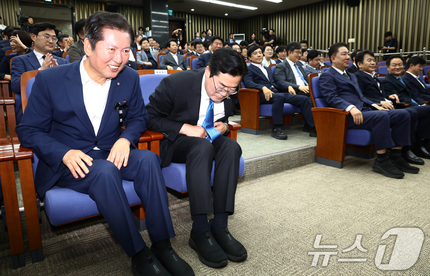 (서울=뉴스1) 김민지 기자 = 더불어민주당 당대표 출마를 선언한 박찬대, 정청래 의원이 24일 서울 여의도 국회에서 의원총회에서 같은 신발을 신고 자리하고 있다. 2025.6.2 …