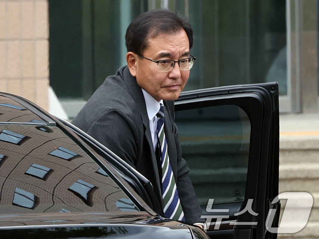 (과천=뉴스1) 황기선 기자 = 순직 해병 수사 방해 의혹 사건을 수사하는 이명현 특별검사가 24일 오후 경기도 정부과천청사 내 고위공직자범죄수사처로 오동운 공수처장 면담을 위해 …