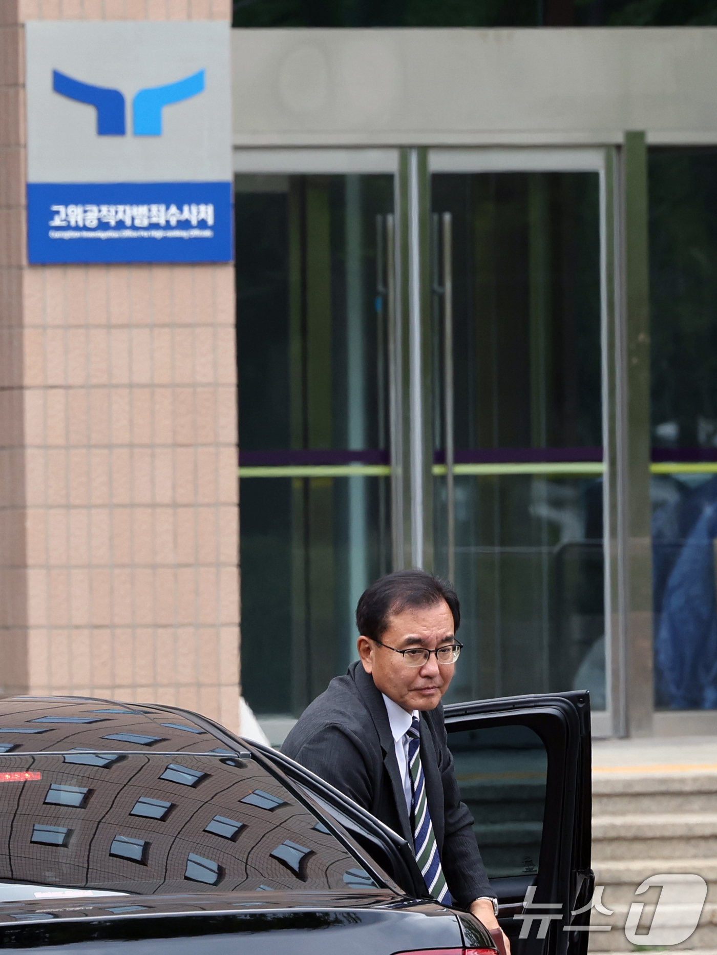 (과천=뉴스1) 황기선 기자 = 순직 해병 수사 방해 의혹 사건을 수사하는 이명현 특별검사가 24일 오후 경기도 정부과천청사 내 고위공직자범죄수사처로 오동운 공수처장 면담을 위해 …