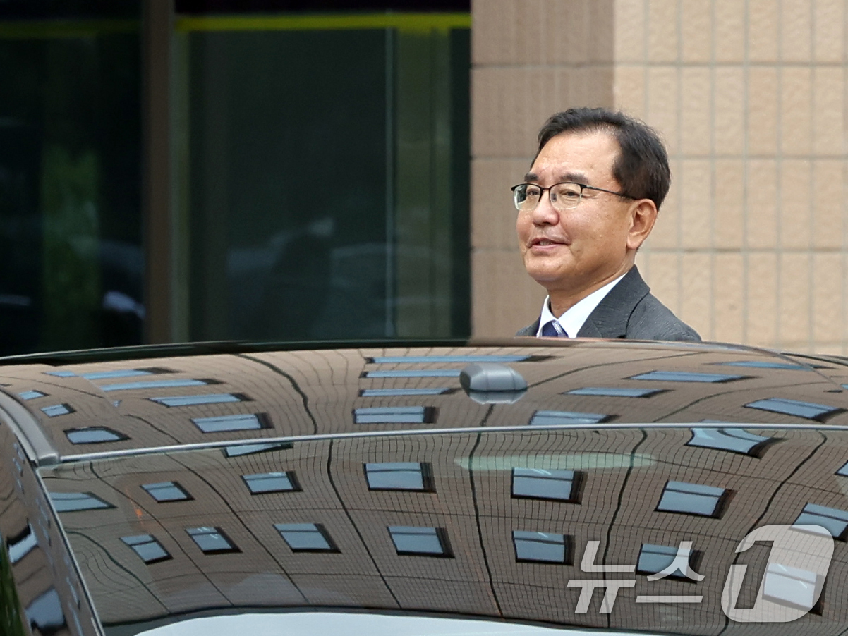 (과천=뉴스1) 황기선 기자 = 순직 해병 수사 방해 의혹 사건을 수사하는 이명현 특별검사가 24일 오후 경기도 정부과천청사 내 고위공직자범죄수사처로 오동운 공수처장 면담을 위해 …