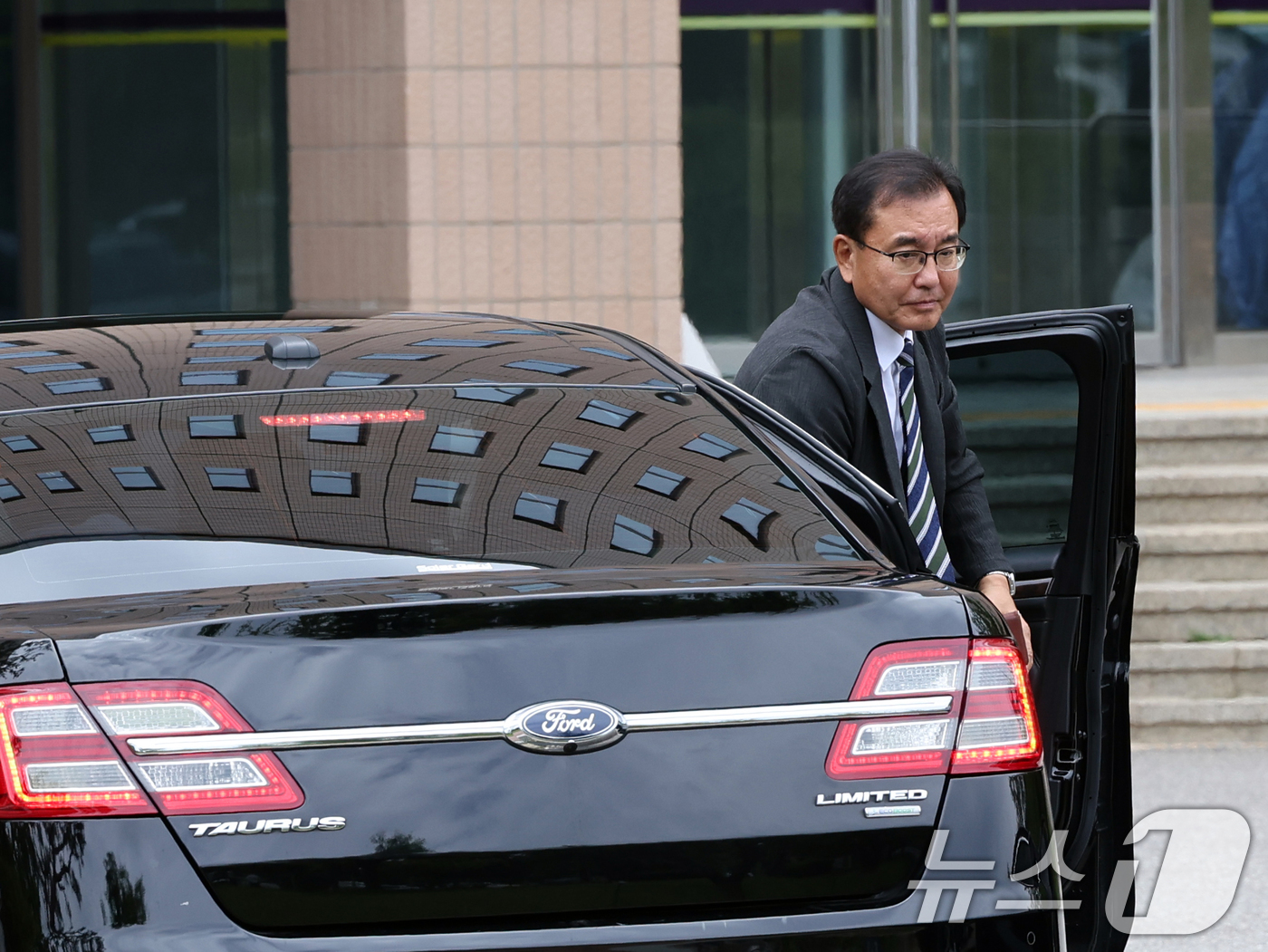 (과천=뉴스1) 황기선 기자 = 순직 해병 수사 방해 의혹 사건을 수사하는 이명현 특별검사가 24일 오후 경기도 정부과천청사 내 고위공직자범죄수사처로 오동운 공수처장 면담을 위해 …