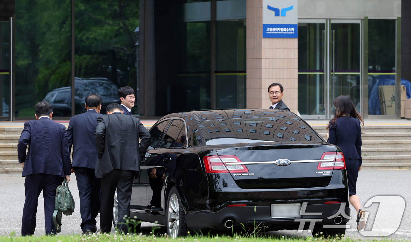 (과천=뉴스1) 황기선 기자 = 순직 해병 수사 방해 의혹 사건을 수사하는 이명현 특별검사가 24일 오후 경기도 정부과천청사 내 고위공직자범죄수사처로 오동운 공수처장 면담을 위해 …