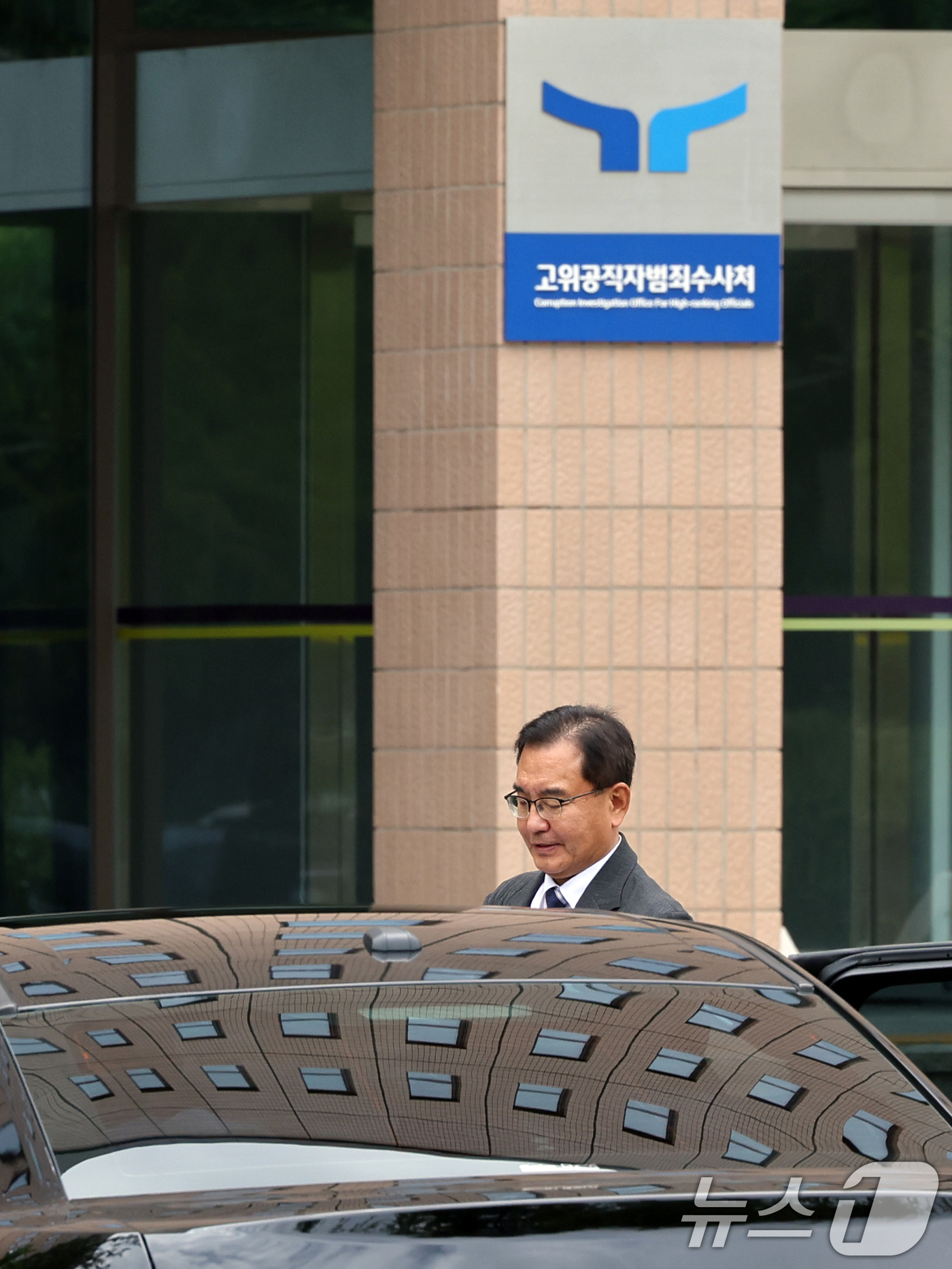 (과천=뉴스1) 황기선 기자 = 순직 해병 수사 방해 의혹 사건을 수사하는 이명현 특별검사가 24일 오후 경기도 정부과천청사 내 고위공직자범죄수사처로 오동운 공수처장 면담을 위해 …