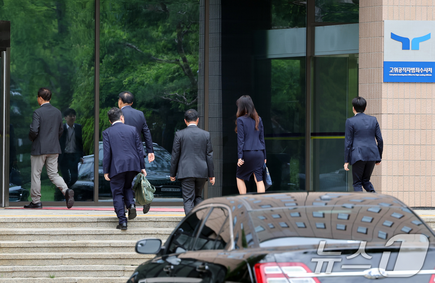 (과천=뉴스1) 황기선 기자 = 순직 해병 수사 방해 의혹 사건을 수사하는 이명현 특별검사가 24일 오후 경기도 정부과천청사 내 고위공직자범죄수사처로 오동운 공수처장 면담을 위해 …