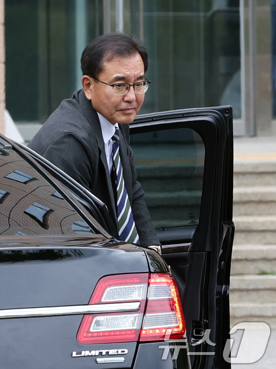 (과천=뉴스1) 황기선 기자 = 순직 해병 수사 방해 의혹 사건을 수사하는 이명현 특별검사가 24일 오후 경기도 정부과천청사 내 고위공직자범죄수사처로 오동운 공수처장 면담을 위해 …