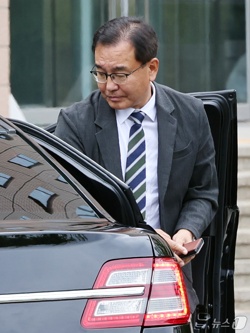 (과천=뉴스1) 황기선 기자 = 순직 해병 수사 방해 의혹 사건을 수사하는 이명현 특별검사가 24일 오후 경기도 정부과천청사 내 고위공직자범죄수사처로 오동운 공수처장 면담을 위해 …