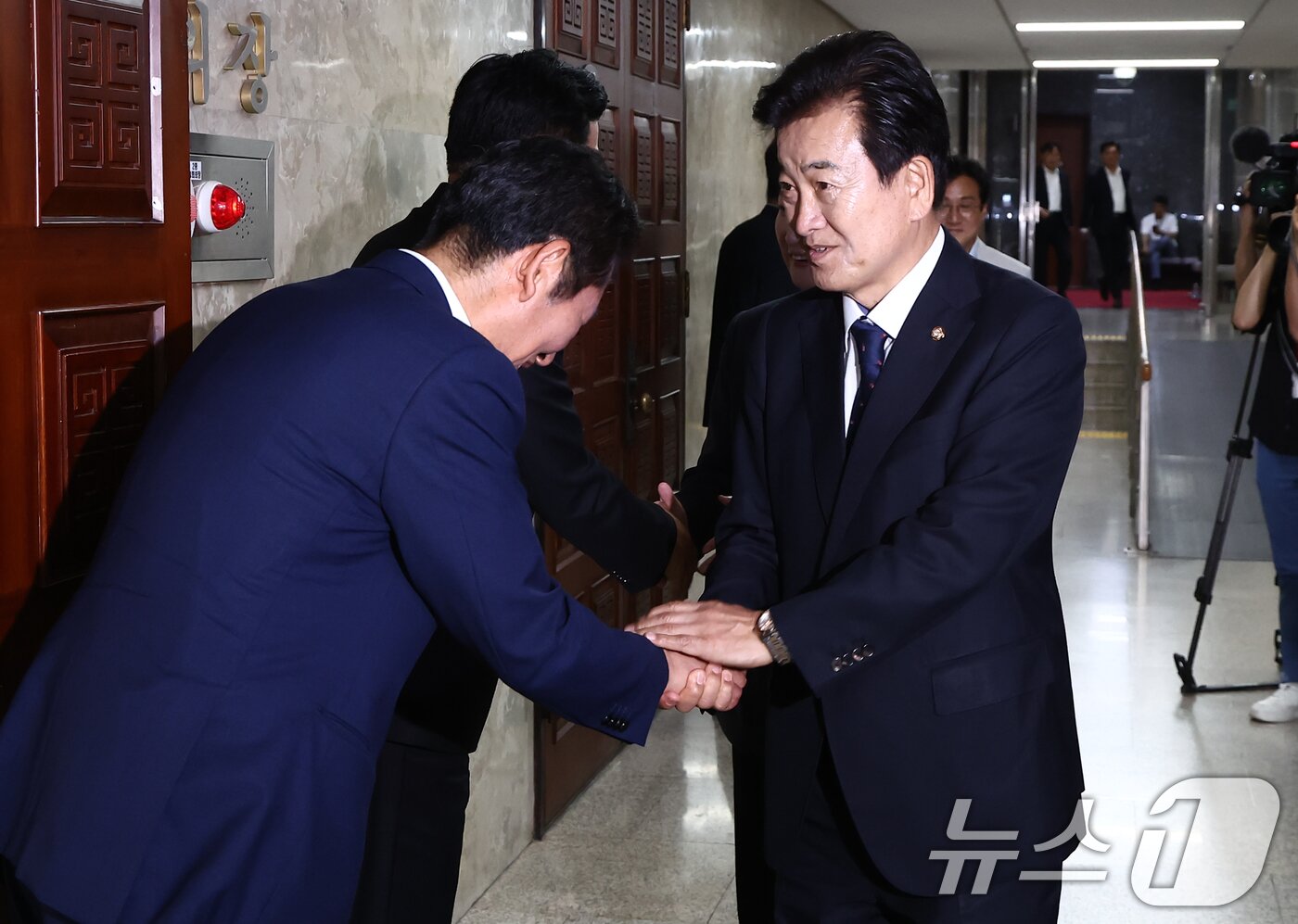 본문 이미지 - 정동영 통일부 장관 후보자가 24일 서울 여의도 국회에서 열린 더불어민주당 의원총회에 참석하며 정청래 당대표 후보자와 인사하고 있다. 2025.6.24/뉴스1 ⓒ News1 김민지 기자