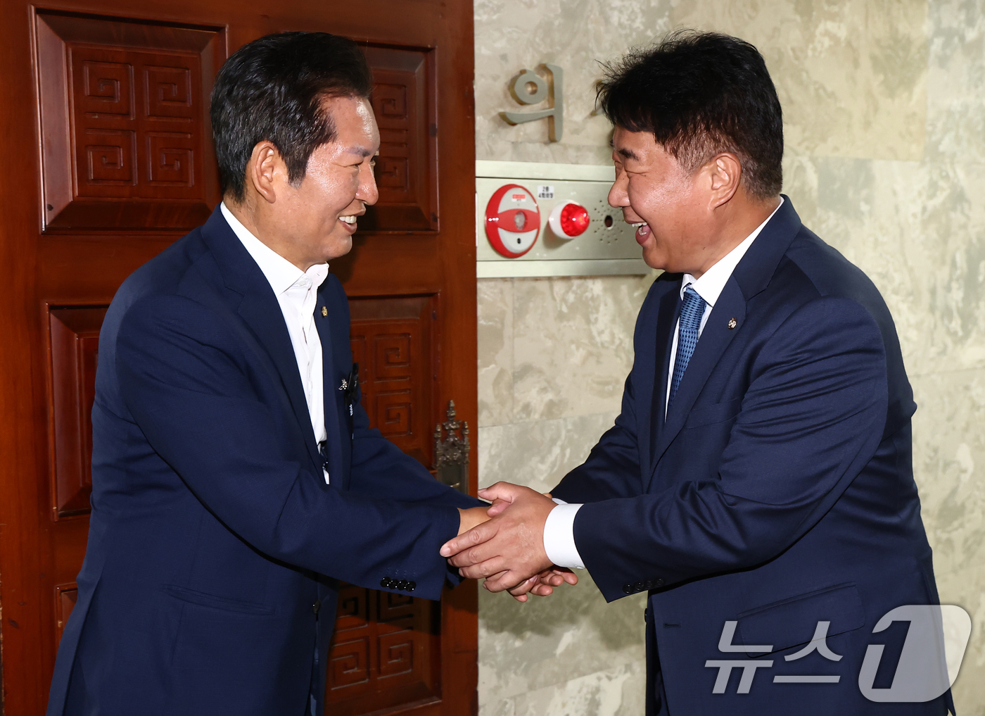 (서울=뉴스1) 김민지 기자 = 더불어민주당 당대표 출마를 선언한 정청래 의원이 24일 서울 여의도 국회에서 열린 의원총회에서 이기헌 비서실장과 인사하고 있다. 2025.6.24/ …