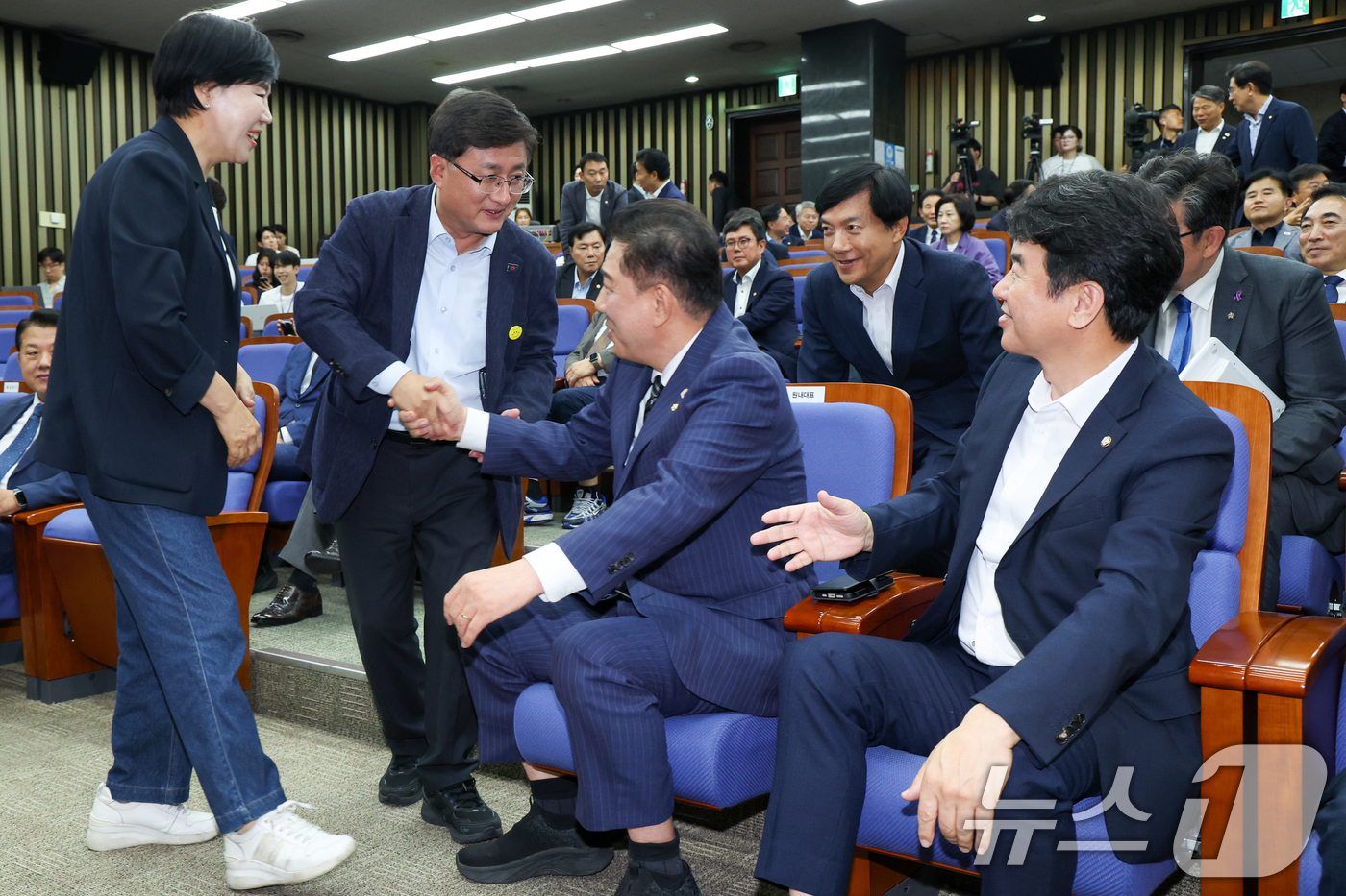 (서울=뉴스1) 안은나 기자 = 김성환 환경부 장관 후보자가 24일 오후 서울 여의도 국회에서 열린 더불어민주당 의원총회에 참석해 김병기 대표 직무대행 겸 원내대표와 악수하고 있다 …