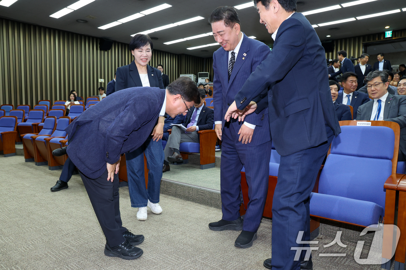 (서울=뉴스1) 안은나 기자 = 김성환 환경부 장관 후보자가 24일 오후 서울 여의도 국회에서 열린 더불어민주당 의원총회에 참석해 김병기 대표 직무대행 겸 원내대표와 문진석 원내수 …