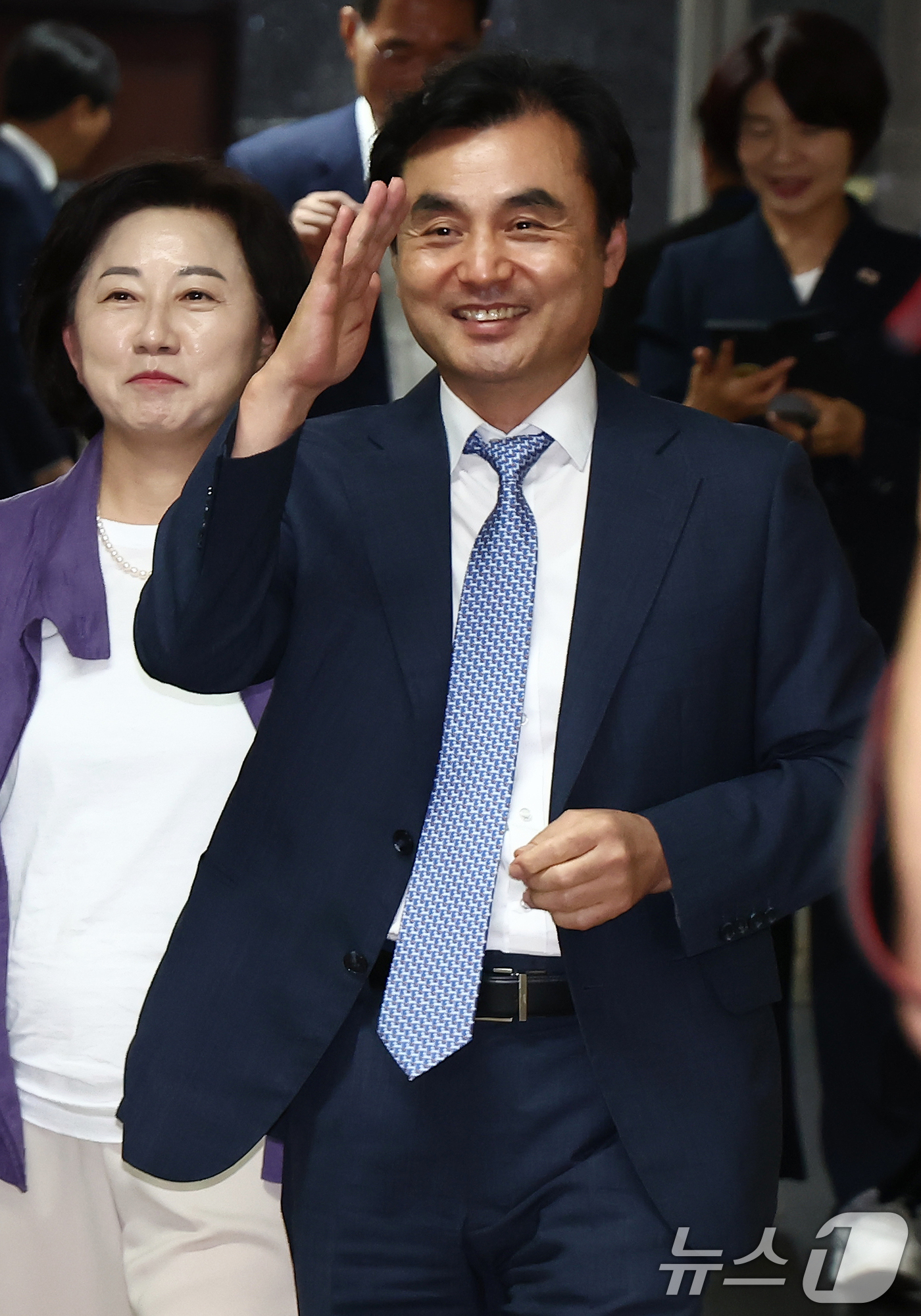 (서울=뉴스1) 김민지 기자 = 안규백 국방부 장관 후보자가 24일 서울 여의도 국회에서 열린 의원총회에 참석하며 정청래 대표 후보자를 향해 인사하고 있다. 2025.6.24/뉴스 …