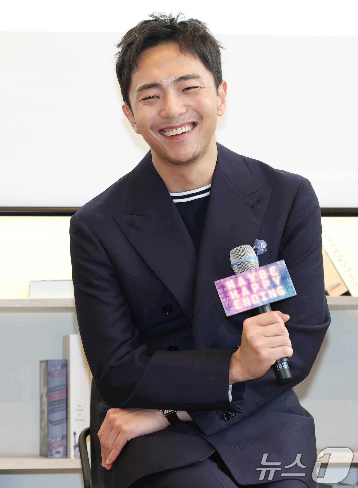 본문 이미지 - 박천휴 작가가 24일 서울 중구 커뮤니티하우스 마실에서 열린 뮤지컬 ‘어쩌면 해피엔딩’ 토니상 6관왕 기자간담회에서 소감을 말하고 있다. ‘어쩌면 해피엔딩’은 지난 8일&#40;현지시간&#41; 열린 제78회 ‘토니 어워즈&#40;Tony Awards&#41;’ 시상식에서 뮤지컬 부문 작품상, 연출상, 각본상, 남우주연상, 음악상&#40;작곡 및 작사&#41;, 무대디자인상 등 6개 부문상을 거머쥐었다. 2025.6.24/뉴스1 ⓒ News1 권현진 기자