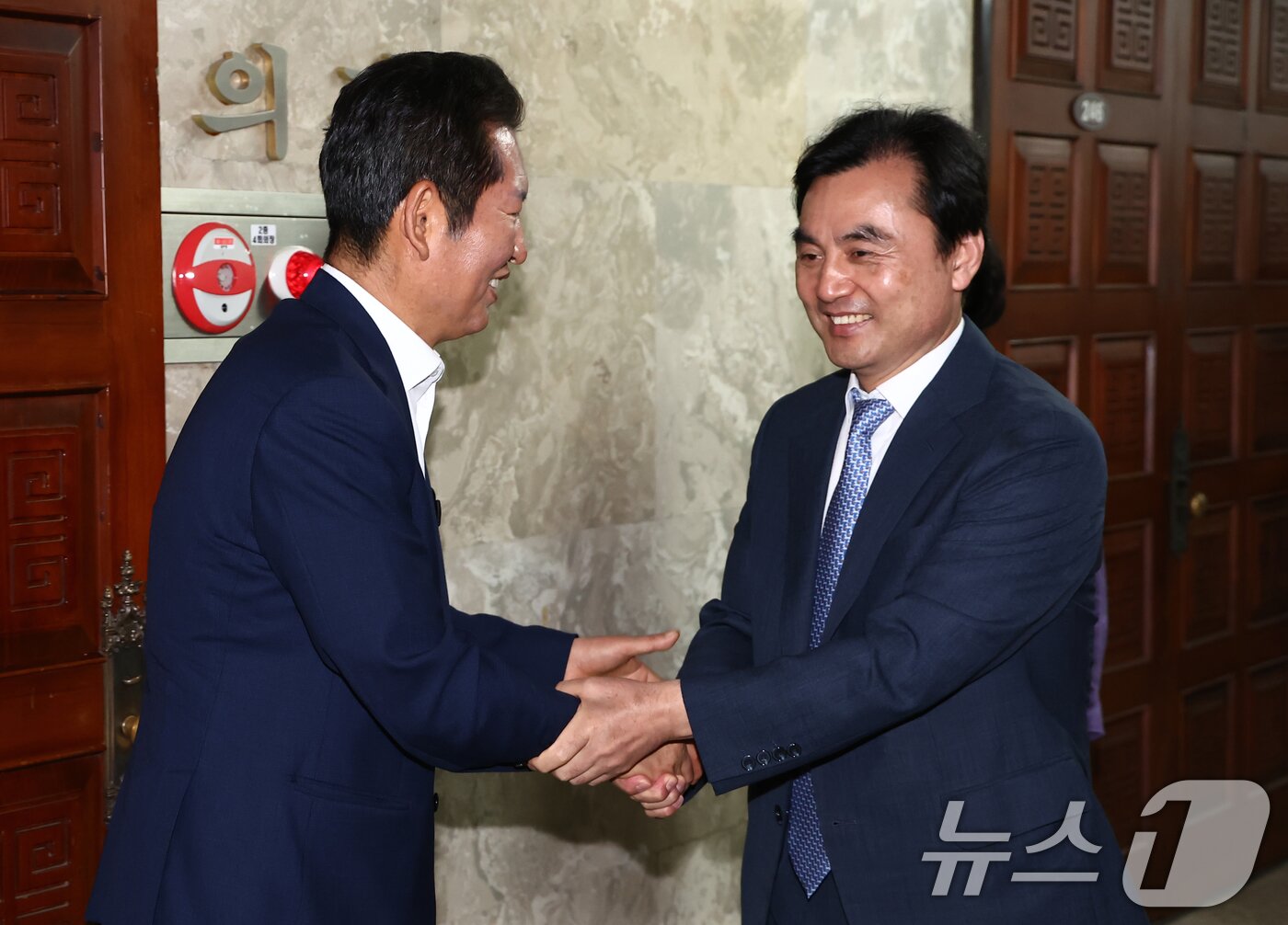 본문 이미지 - 안규백 국방부 장관 후보자가 24일 서울 여의도 국회에서 열린 의원총회에 참석하며 정청래 당대표 후보자와 인사하고 있다. 2025.6.24/뉴스1 ⓒ News1 김민지 기자