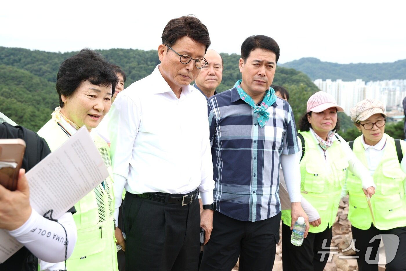 본문 이미지 - 배광식 대구 북구청장이 24일 구암동 고분군 일대에서 열린 고분군 조사 성과 설명회에서 결과를 듣고 있다. (대구 북구 제공.재판매 및 DB 금지)