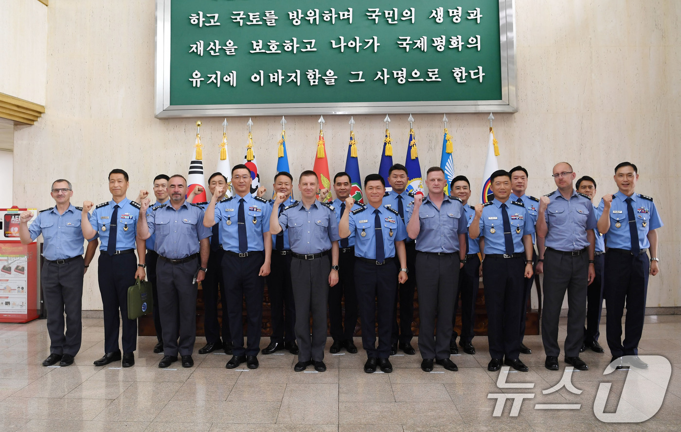 (서울=뉴스1) 이연주 기자 = 이영수 공군참모총장이 24일 충남 계룡시 계룡대 공군본부에서 이레네우슈 노박 폴란드 공군사령관(소장)을 만나 양자대담을 실시했다.한국 공군본부 주요 …
