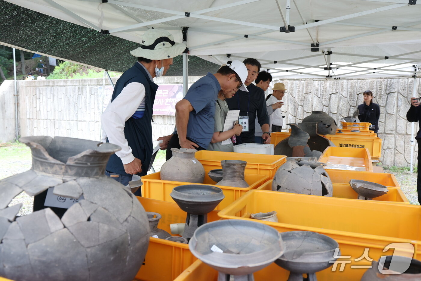 본문 이미지 - 10일 오전 대구 북구 구암동 고분군 일대에서 발견된 유물을 시민들이 살펴보고 있다.(대구 북구 제공.재판매 및 DB 금지)