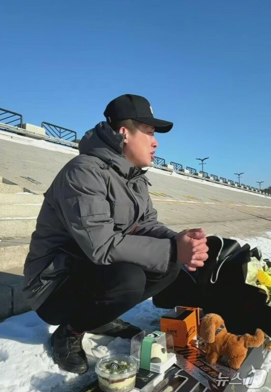 본문 이미지 - 호수를 방문한 위씨 - SCMP 갈무리