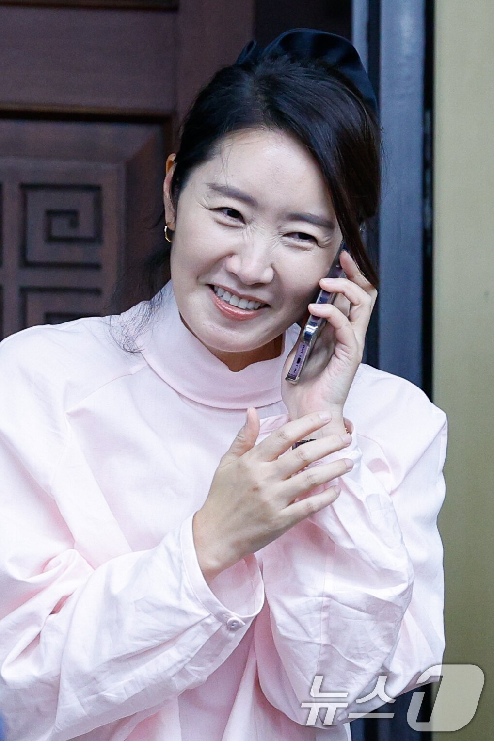본문 이미지 - 강선우 여성가족부 장관 후보자가 24일 오후 서울 여의도 국회에서 열린 더불어민주당 의원총회에 참석해 통화하고 있다. 2025.6.24/뉴스1 ⓒ News1 안은나 기자