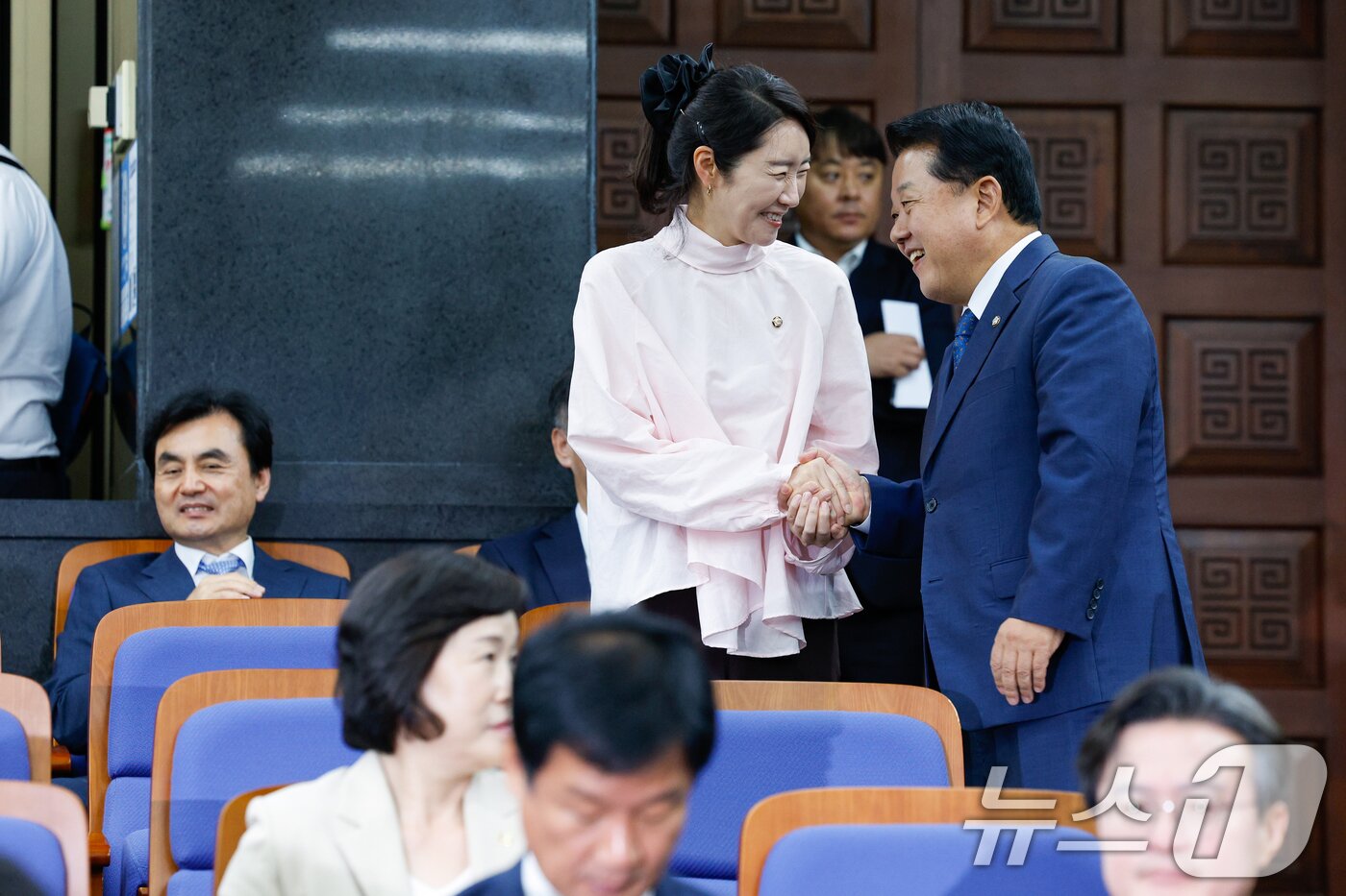 본문 이미지 - 강선우 여성가족부 장관 후보자가 24일 오후 서울 여의도 국회에서 열린 더불어민주당 의원총회에 참석해 김병주 의원과 악수하고 있다. 2025.6.24/뉴스1 ⓒ News1 안은나 기자