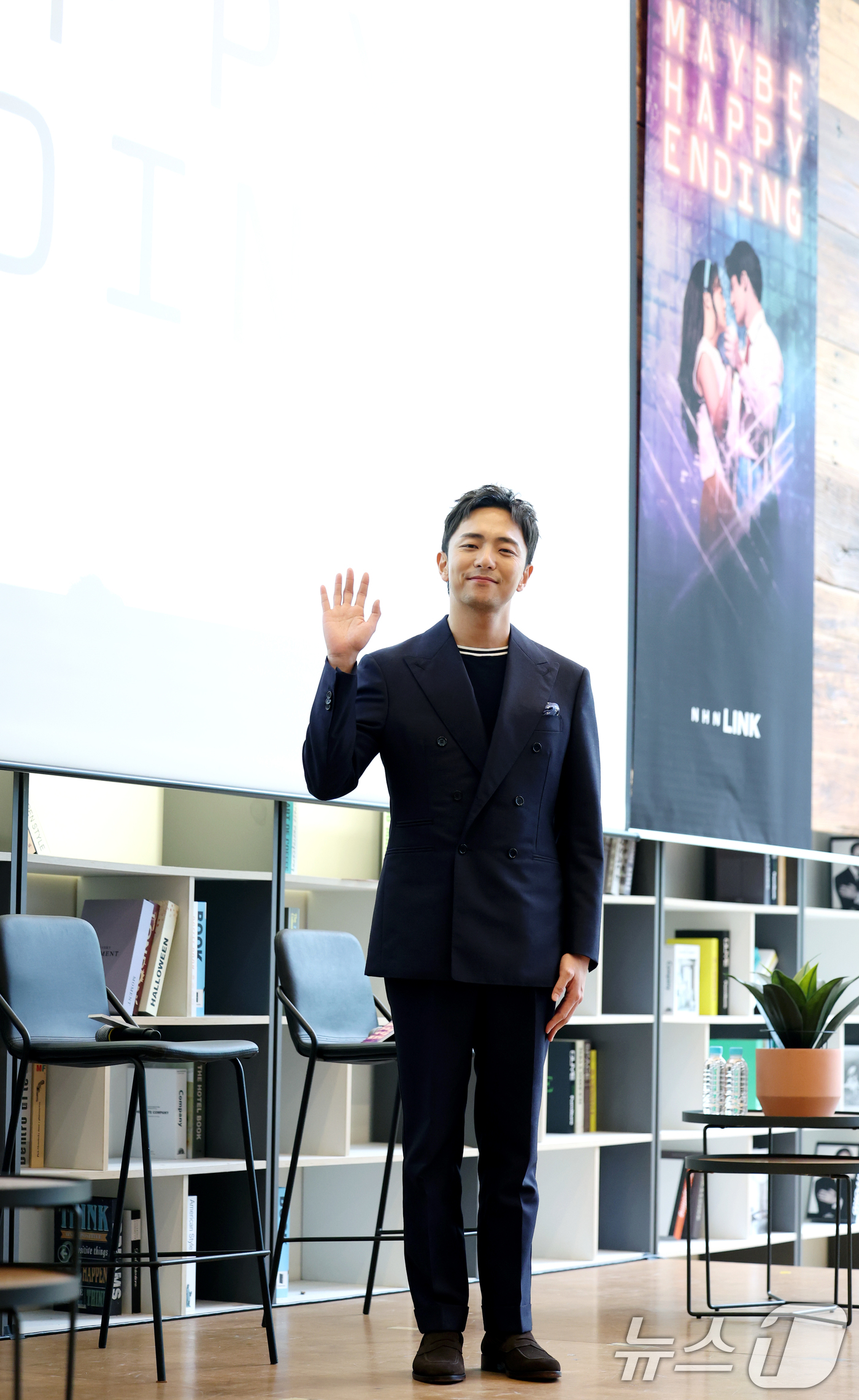 (서울=뉴스1) 권현진 기자 = 박천휴 작가가 24일 서울 중구 커뮤니티하우스 마실에서 열린 뮤지컬 ‘어쩌면 해피엔딩’ 토니상 6관왕 기자간담회에서 포즈를 취하고 있다.‘어쩌면 해 …