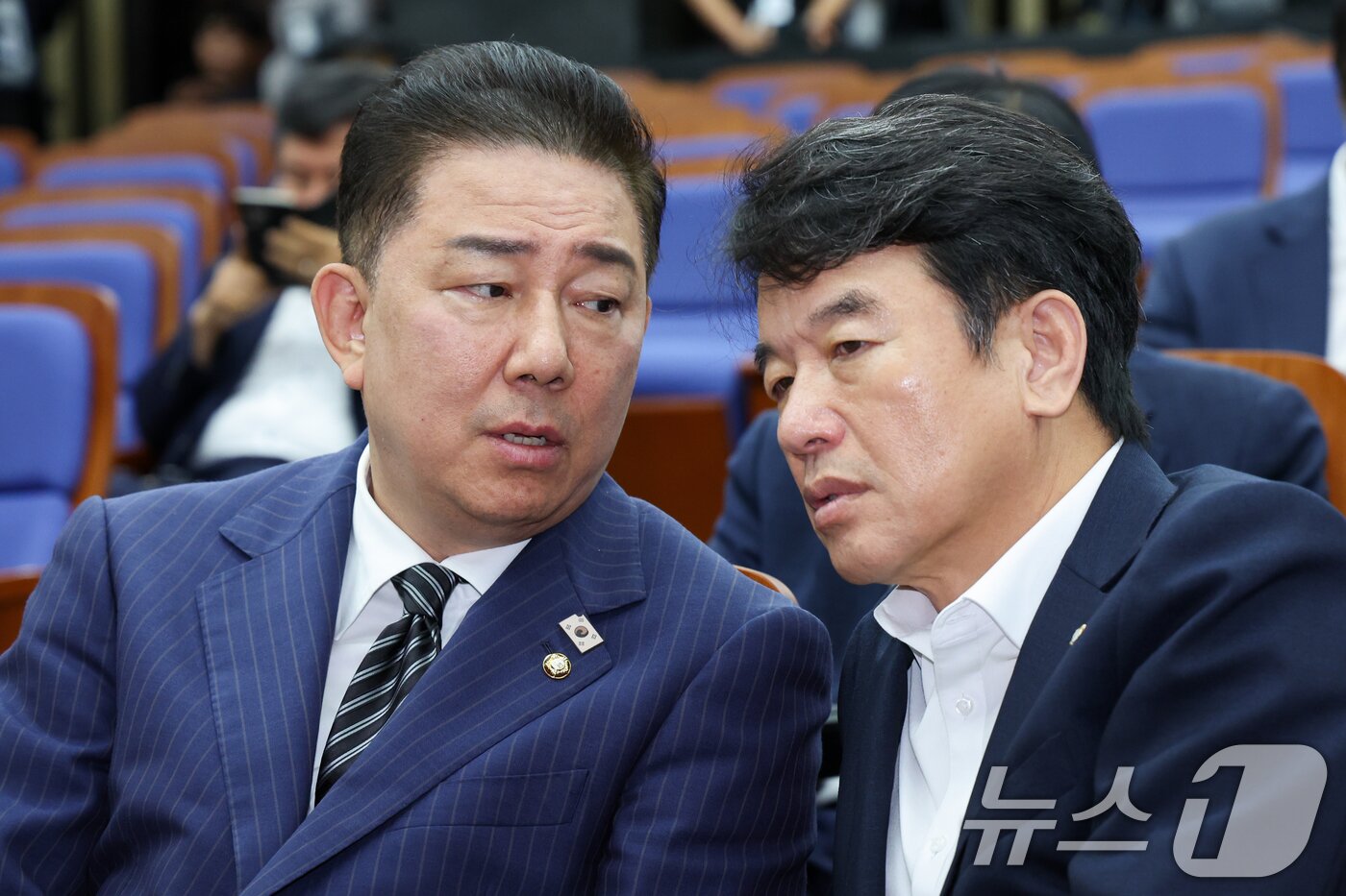 본문 이미지 - 김병기 더불어민주당 대표 직무대행 겸 원내대표&#40;왼쪽&#41;와 문진석 원내수석부대표가 24일 오후 서울 여의도 국회에서 열린 의원총회에서 대화하고 있다. 2025.6.24/뉴스1 ⓒ News1 안은나 기자