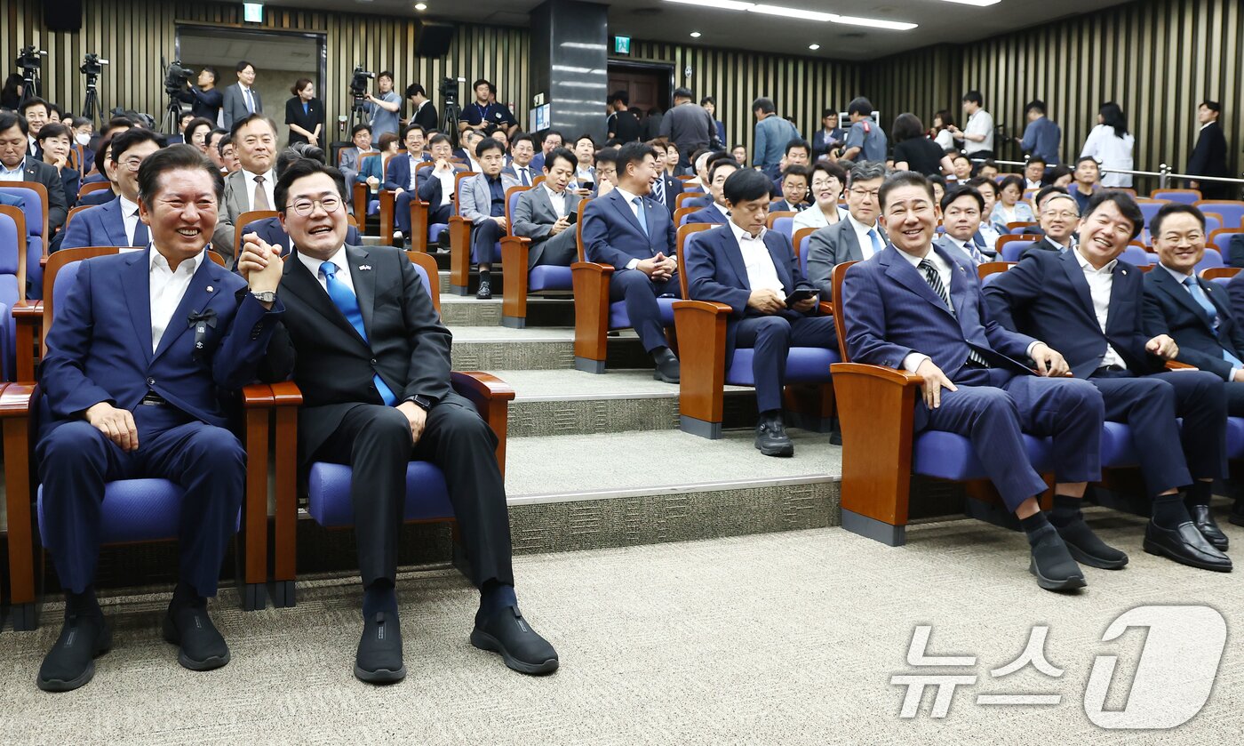 본문 이미지 - 더불어민주당 당대표 출마를 선언한 정청래&#40;왼쪽부터&#41;, 박찬대 의원이 24일 서울 여의도 국회에서 열린 의원총회에 참석, 취재진을 향해 손을 들어보이고 있다. 오른쪽 세번째는 김병기 대표 직무대행 겸 원내대표. 2025.6.24/뉴스1 ⓒ News1 김민지 기자
