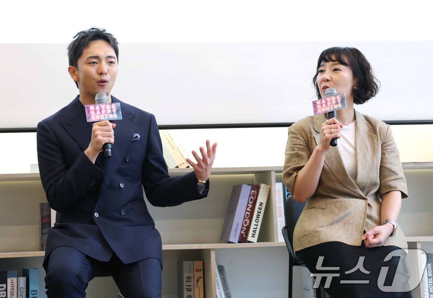 본문 이미지 - 박천휴 작가와 프로듀서 한경숙&#40;오른쪽&#41;이 24일 서울 중구 커뮤니티하우스 마실에서 열린 뮤지컬 ‘어쩌면 해피엔딩’ 토니상 6관왕 기자간담회에서 취재진 질문에 답하고 있다. ‘어쩌면 해피엔딩’은 지난 8일&#40;현지시간&#41; 열린 제78회 ‘토니 어워즈&#40;Tony Awards&#41;’ 시상식에서 뮤지컬 부문 작품상, 연출상, 각본상, 남우주연상, 음악상&#40;작곡 및 작사&#41;, 무대디자인상 등 6개 부문상을 거머쥐었다. 2025.6.24/뉴스1 ⓒ News1 권현진 기자