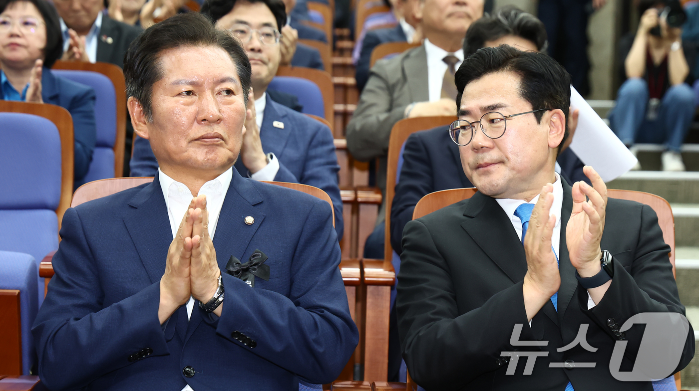 (서울=뉴스1) 김민지 기자 = 더불어민주당 당대표 출마를 선언한 박찬대(오른쪽), 정청래 의원이 24일 서울 여의도 국회에서 열린 의원총회에 참석해 자리하고 있다. 2025.6. …