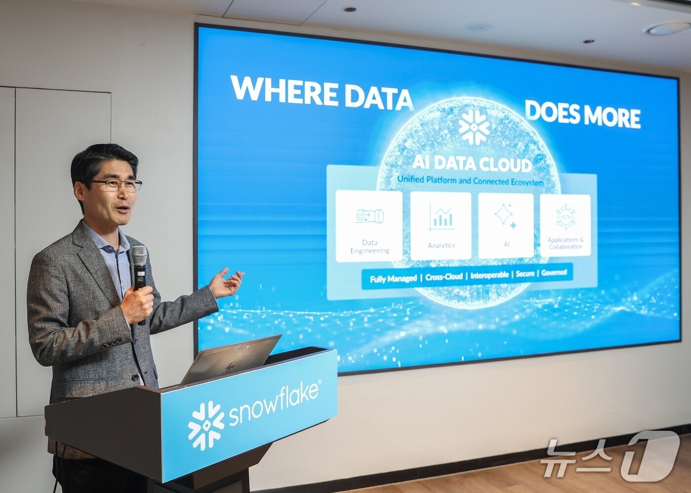 본문 이미지 - 최기영 스노우플레이크코리아 지사장이 서울 역삼동 AC 호텔 서울 강남에서 열린 서밋 2025 기자간담회에서 발언하고 있다.&#40;스노우플레이크코리아 제공&#41;