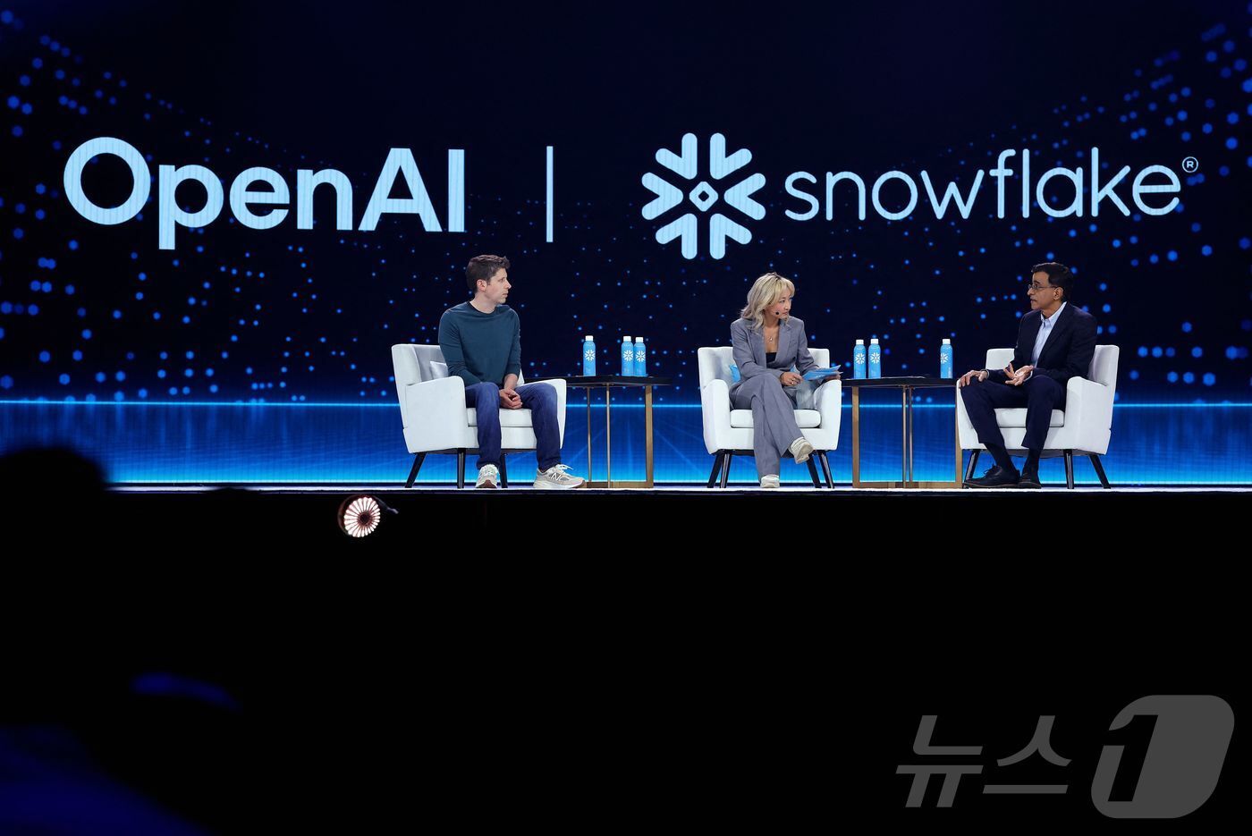 본문 이미지 - 스노우플레이크 서밋 2025에 샘 올트먼 오픈AI CEO가 기조연설자로 참여했다. ⓒ AFP=뉴스1