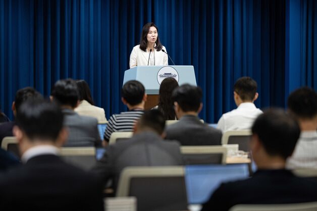 대통령실, 질문하는 기자도 생중계 시작…"백블도 실명화"