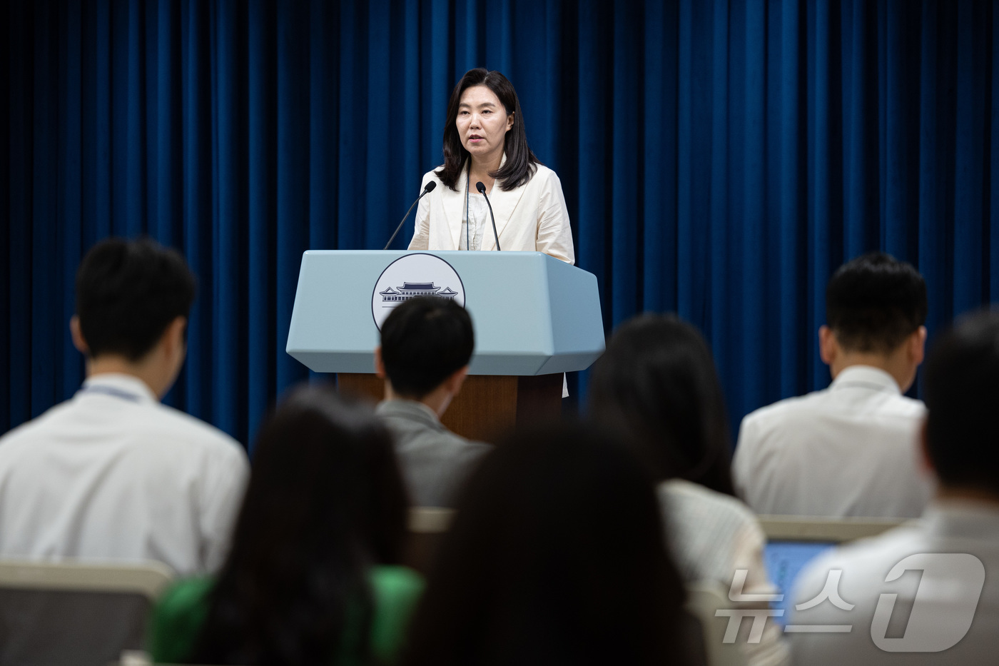 (서울=뉴스1) 이재명 기자 = 강유정 대통령실 대변인이 24일 서울 용산구 대통령실 청사에서 이재명 대통령 주재 국무회의 결과 관련 브리핑을 하고 있다. 2025.6.24/뉴스1 …