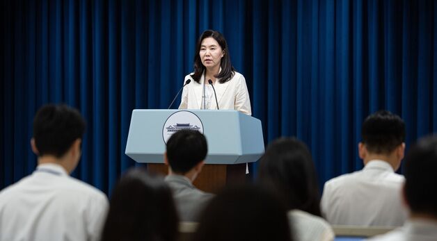 국무회의 결과 브리핑 갖는 강유정 대변인