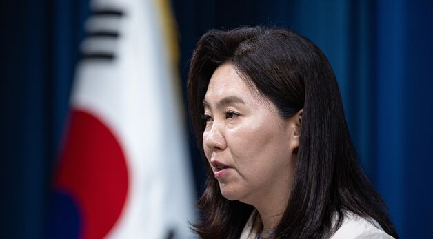 브리핑 하는 강유정 대변인