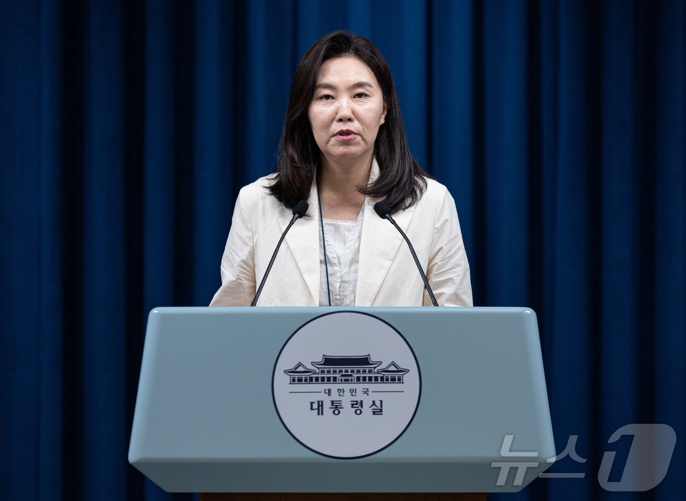 (서울=뉴스1) 이재명 기자 = 강유정 대통령실 대변인이 24일 서울 용산구 대통령실 청사에서 이재명 대통령 주재 국무회의 결과 관련 브리핑을 하고 있다. 2025.6.24/뉴스1 …