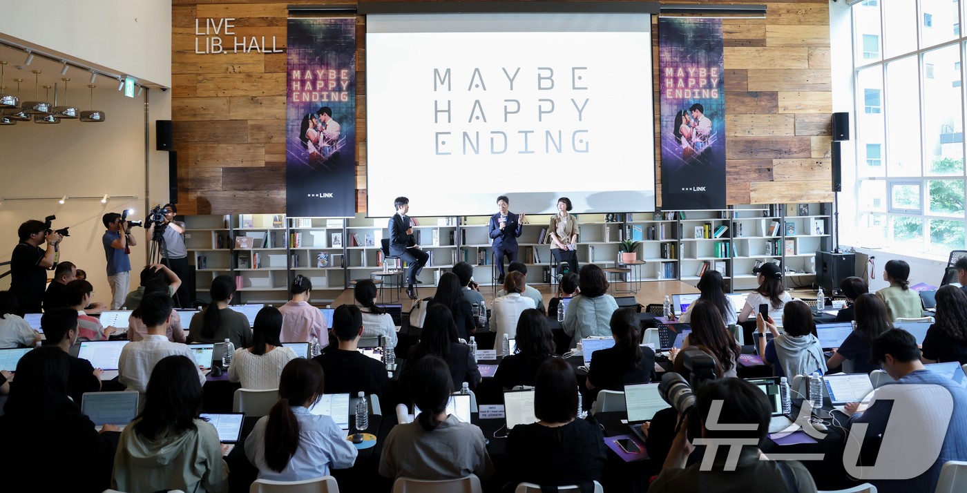 (서울=뉴스1) 권현진 기자 = 박천휴 작가가 24일 서울 중구 커뮤니티하우스 마실에서 열린 뮤지컬 ‘어쩌면 해피엔딩’ 토니상 6관왕 기자간담회에서 소감을 말하고 있다.‘어쩌면 해 …