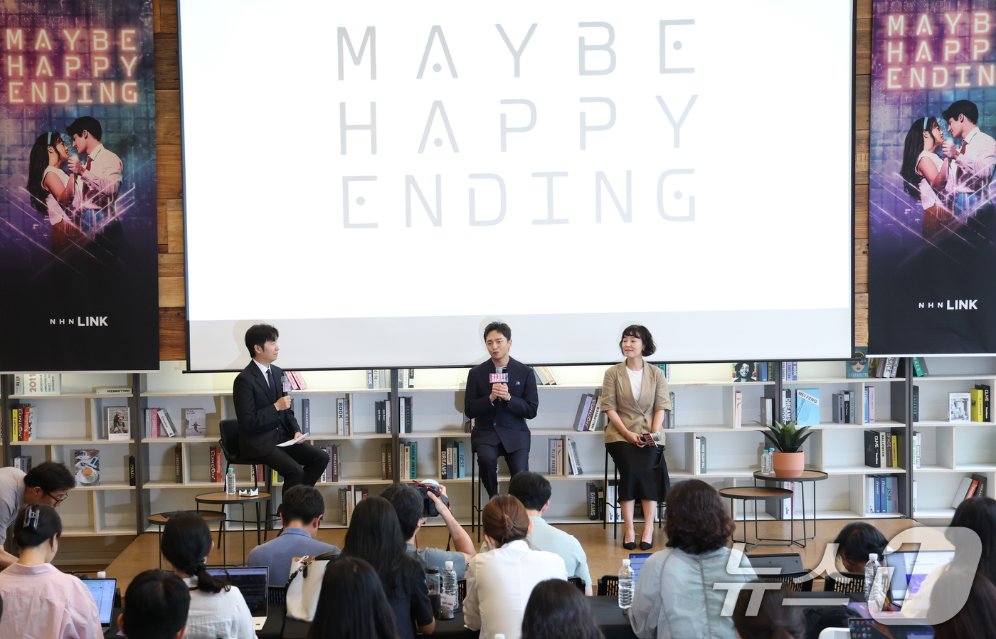 (서울=뉴스1) 권현진 기자 = 박천휴 작가가 24일 서울 중구 커뮤니티하우스 마실에서 열린 뮤지컬 ‘어쩌면 해피엔딩’ 토니상 6관왕 기자간담회에서 소감을 말하고 있다.‘어쩌면 해 …