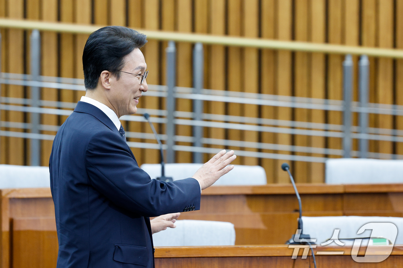 (서울=뉴스1) 안은나 기자 = 김민석 국무총리 후보자가 24일 오전 서울 여의도 국회에서 열린 인사청문회에 출석하며 관계자들이 일어나서 인사하려 하자 앉아 있을 것을 권하고 있다 …