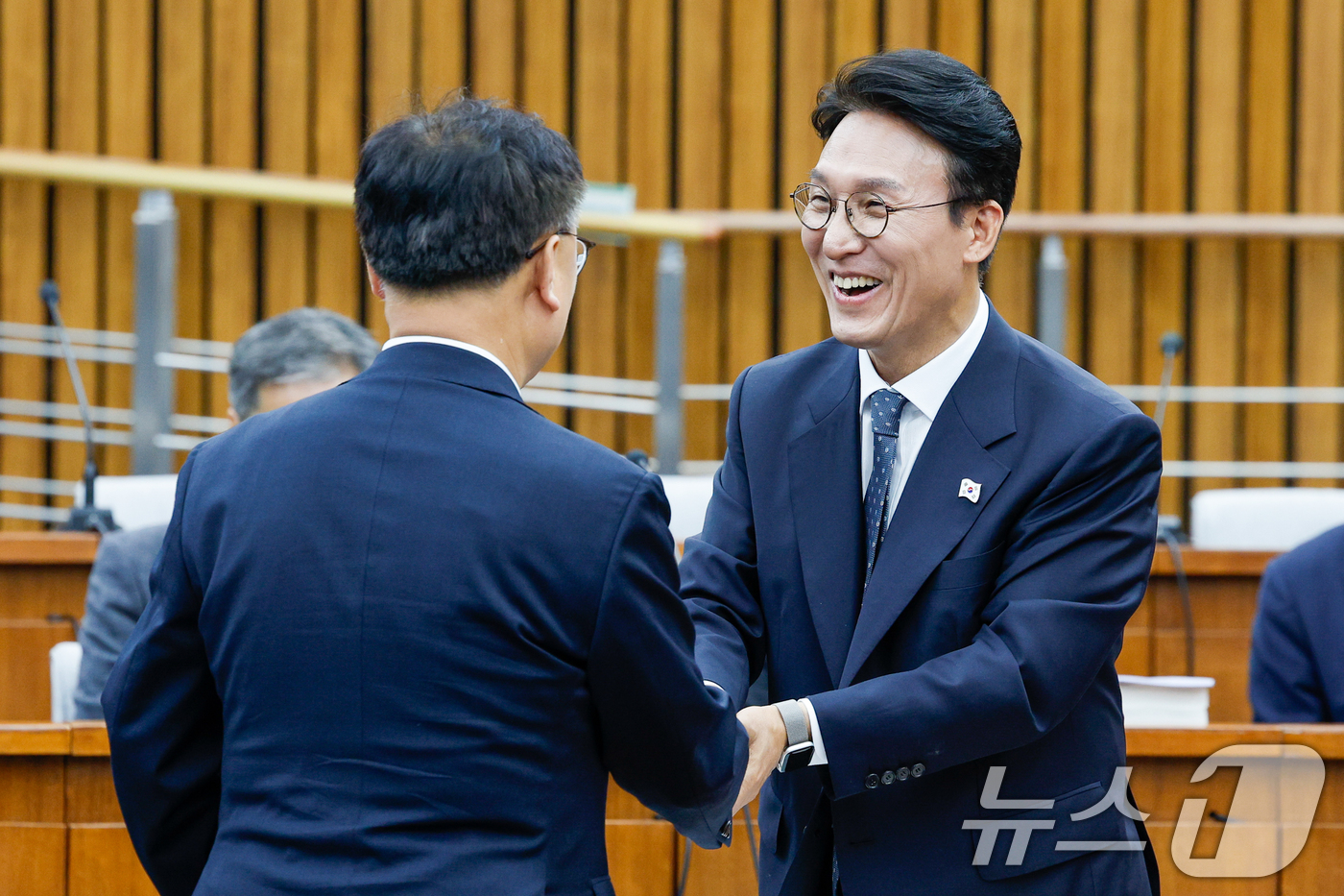 (서울=뉴스1) 안은나 기자 = 김민석 국무총리 후보자가 24일 오전 서울 여의도 국회에서 열린 인사청문회에 출석해 이광희 더불어민주당 의원과 악수하고 있다. 2025.6.24/뉴 …
