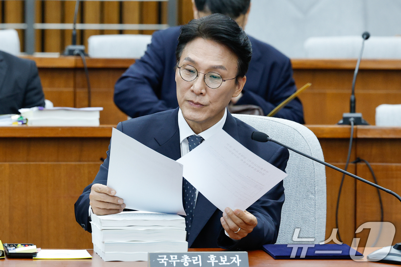 (서울=뉴스1) 안은나 기자 = 김민석 국무총리 후보자가 24일 오전 서울 여의도 국회에서 열린 인사청문회에 출석해 자료를 살피고 있다. 2025.6.24/뉴스1