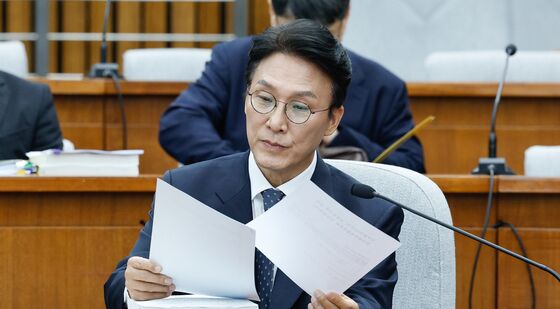 자료 살피는 김민석 후보자