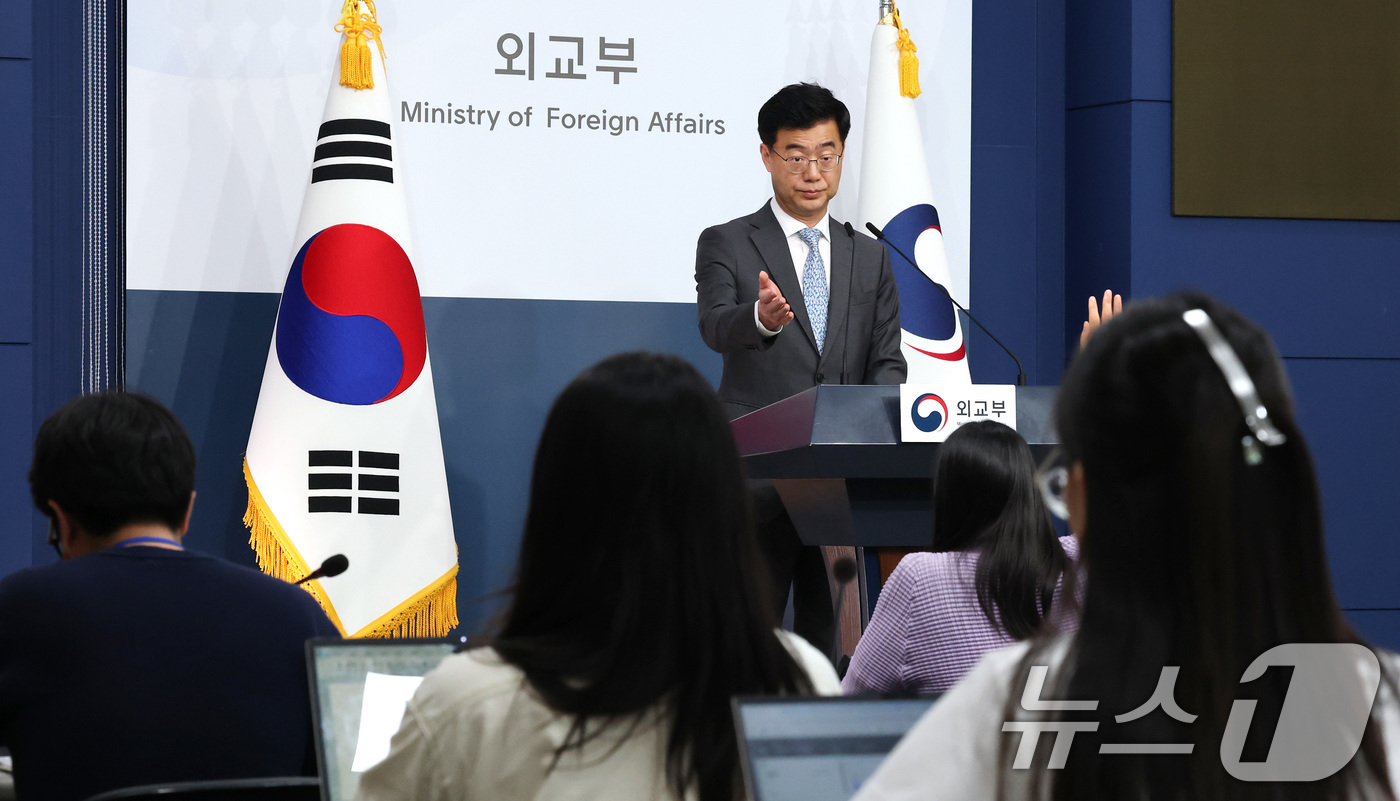 (서울=뉴스1) 임세영 기자 = 이재웅 외교부 대변인이 24일 서울 종로구 외교부 청사에서 정례브리핑을 하고 있다. 2025.6.24/뉴스1