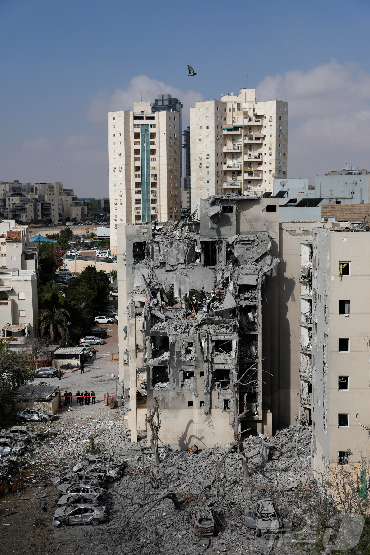 (베르셰바 로이터=뉴스1) 김예슬 기자 = 24일(현지시간) 이란의 공격으로 무너진 이스라엘 베르셰바의 건물. 25.06.24ⓒ 로이터=뉴스1